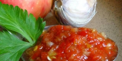 Adjika od tikvica za zimu prste polizati